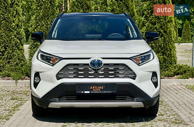 Позашляховик / Кросовер Toyota RAV4 2020 в 