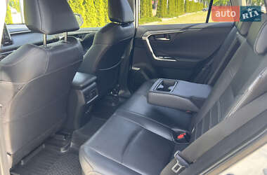 Позашляховик / Кросовер Toyota RAV4 2020 в 