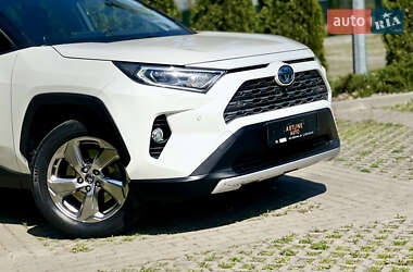 Позашляховик / Кросовер Toyota RAV4 2020 в 