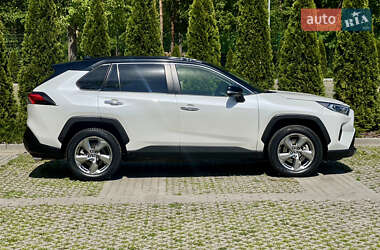 Позашляховик / Кросовер Toyota RAV4 2020 в 