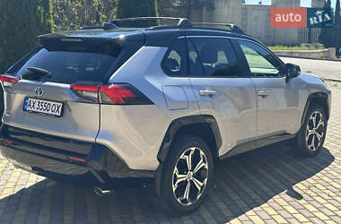 Позашляховик / Кросовер Toyota RAV4 2020 в 