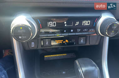 Позашляховик / Кросовер Toyota RAV4 2020 в 