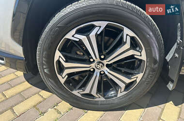 Позашляховик / Кросовер Toyota RAV4 2020 в 