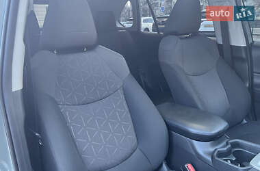 Позашляховик / Кросовер Toyota RAV4 2019 в 