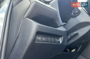 Позашляховик / Кросовер Toyota RAV4 2019 в 