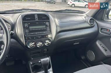 Внедорожник / Кроссовер Toyota RAV4 2005 в 