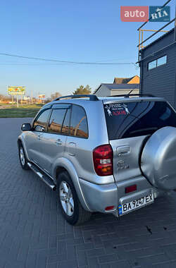 Позашляховик / Кросовер Toyota RAV4 2004 в 