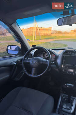 Позашляховик / Кросовер Toyota RAV4 2004 в 