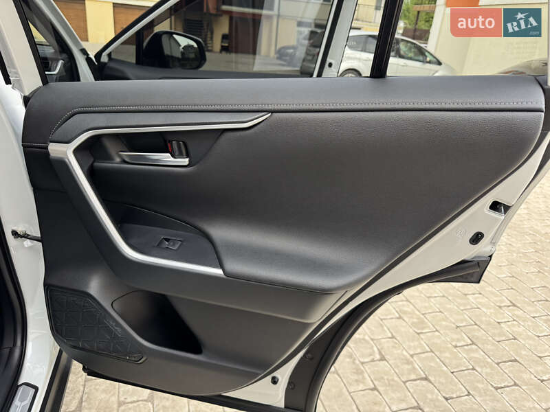 Позашляховик / Кросовер Toyota RAV4 2023 в Львові