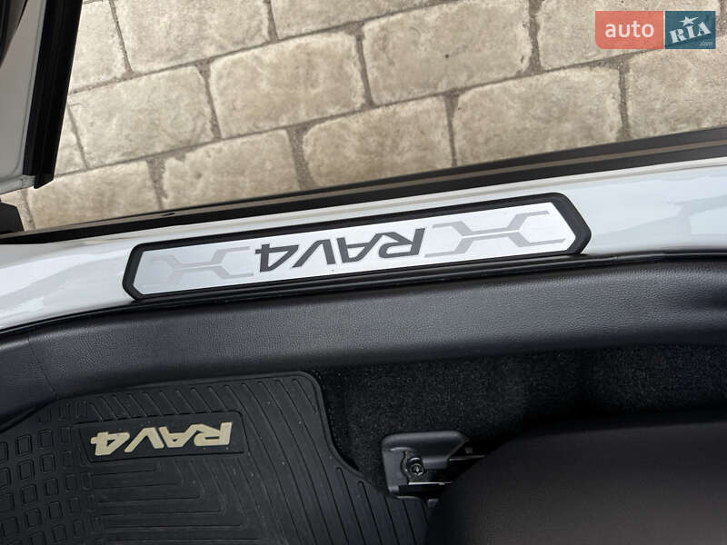 Позашляховик / Кросовер Toyota RAV4 2023 в Львові