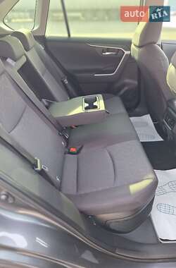 Позашляховик / Кросовер Toyota RAV4 2020 в 