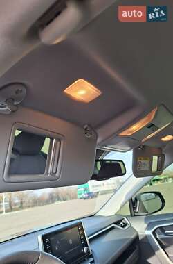 Позашляховик / Кросовер Toyota RAV4 2020 в 