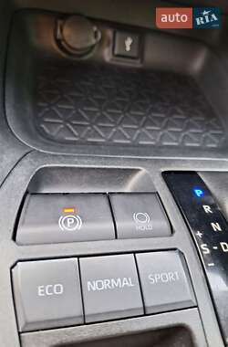 Позашляховик / Кросовер Toyota RAV4 2020 в 
