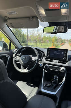 Внедорожник / Кроссовер Toyota RAV4 2021 в 