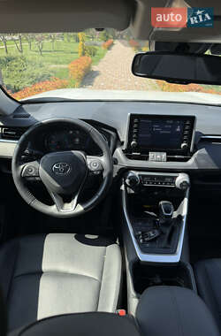 Внедорожник / Кроссовер Toyota RAV4 2021 в 