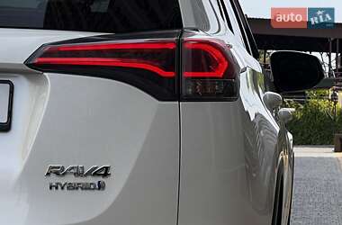 Внедорожник / Кроссовер Toyota RAV4 2016 в 