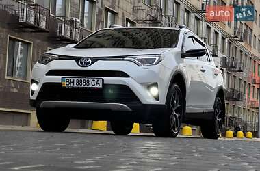 Внедорожник / Кроссовер Toyota RAV4 2016 в 