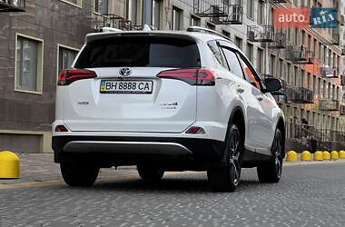 Внедорожник / Кроссовер Toyota RAV4 2016 в 