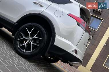 Внедорожник / Кроссовер Toyota RAV4 2016 в 