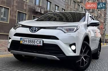 Внедорожник / Кроссовер Toyota RAV4 2016 в 