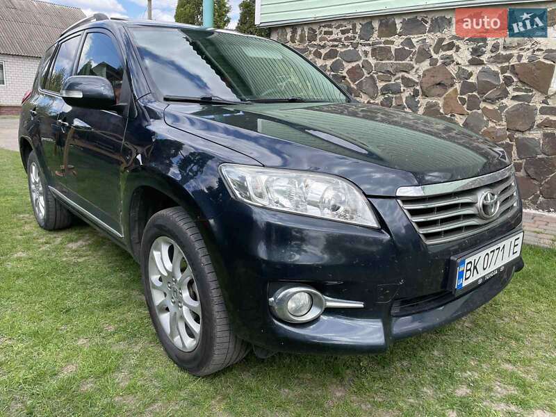Позашляховик / Кросовер Toyota RAV4 2010 в Вараші