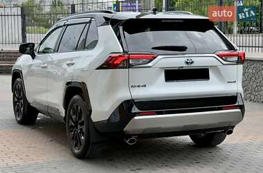 Внедорожник / Кроссовер Toyota RAV4 2024 в 