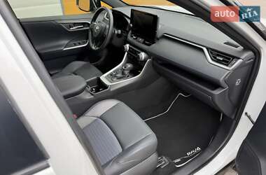 Внедорожник / Кроссовер Toyota RAV4 2024 в 