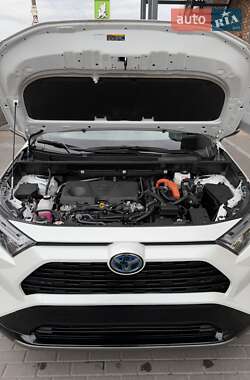 Внедорожник / Кроссовер Toyota RAV4 2024 в 