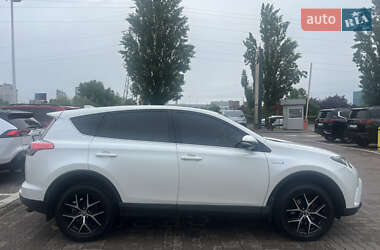 Позашляховик / Кросовер Toyota RAV4 2017 в 