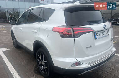 Позашляховик / Кросовер Toyota RAV4 2017 в 