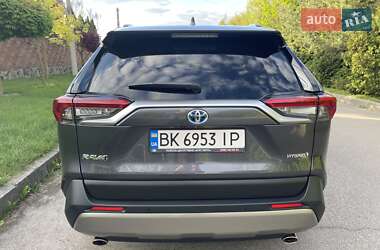 Позашляховик / Кросовер Toyota RAV4 2023 в 