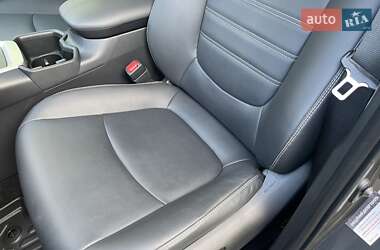 Позашляховик / Кросовер Toyota RAV4 2023 в 