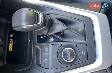 Позашляховик / Кросовер Toyota RAV4 2023 в 
