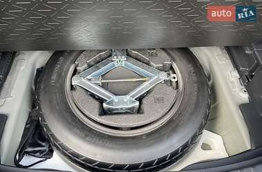 Позашляховик / Кросовер Toyota RAV4 2023 в 
