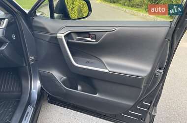 Позашляховик / Кросовер Toyota RAV4 2023 в 