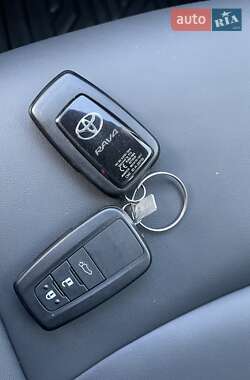 Позашляховик / Кросовер Toyota RAV4 2023 в 