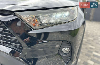 Позашляховик / Кросовер Toyota RAV4 2019 в 