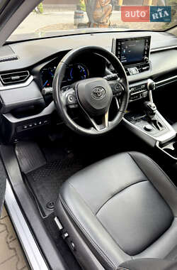 Позашляховик / Кросовер Toyota RAV4 2021 в 