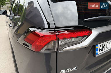 Внедорожник / Кроссовер Toyota RAV4 2023 в 