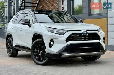 Позашляховик / Кросовер Toyota RAV4 2023 в 