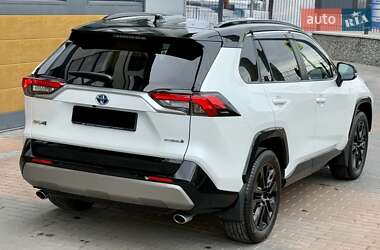 Позашляховик / Кросовер Toyota RAV4 2023 в 
