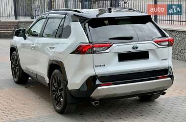 Позашляховик / Кросовер Toyota RAV4 2023 в 