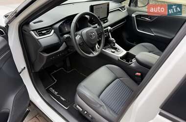 Позашляховик / Кросовер Toyota RAV4 2023 в 