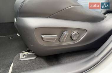 Позашляховик / Кросовер Toyota RAV4 2023 в 