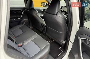 Позашляховик / Кросовер Toyota RAV4 2023 в 