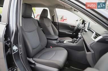 Позашляховик / Кросовер Toyota RAV4 2020 в 