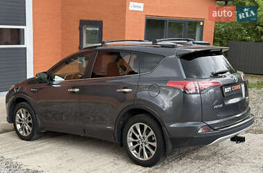 Внедорожник / Кроссовер Toyota RAV4 2017 в 