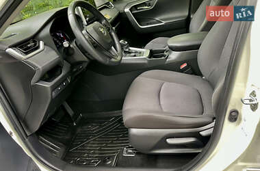 Позашляховик / Кросовер Toyota RAV4 2019 в 