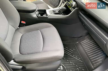 Позашляховик / Кросовер Toyota RAV4 2019 в 