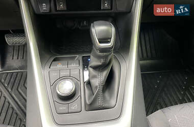 Позашляховик / Кросовер Toyota RAV4 2019 в 